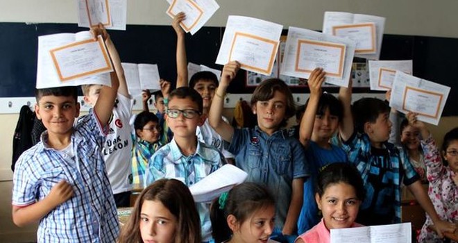 İlkokullarda karneler ve tamamlama belgeleri yarın dağıtılıyor.