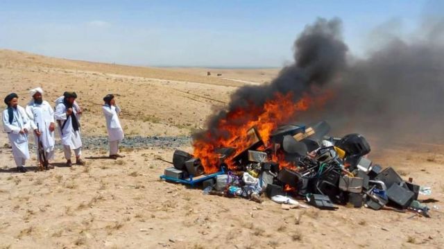 Afganistan’da Taliban ‘ahlaki yozlaşmaya yol açıyor’ diye müzik aletlerini yaktı
