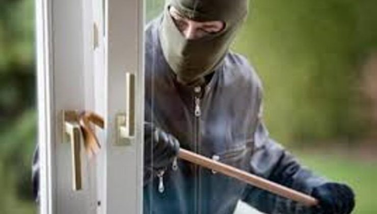 Maraş Gençlik ve Spor Kulübü de hırsızlıktan nasibini aldı. 2 kişi Kulüp Lokalinin penceresini açarak içeriye girerek kasadaki paraları çaldı.