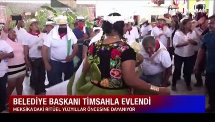 Belediye başkanı timsahla evlendi, gelinlik giydirdi, dans etti