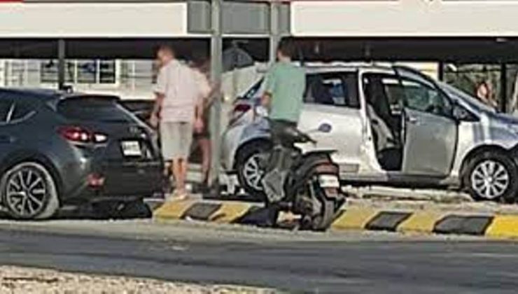 Hamitköy çemberinde araç sürücüsü refüjde bulunan direğe çarptı