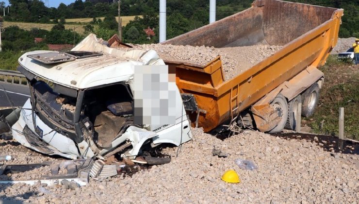 Kamyon D-100’e uçtu, Ankara yönü trafiğe kapandı
