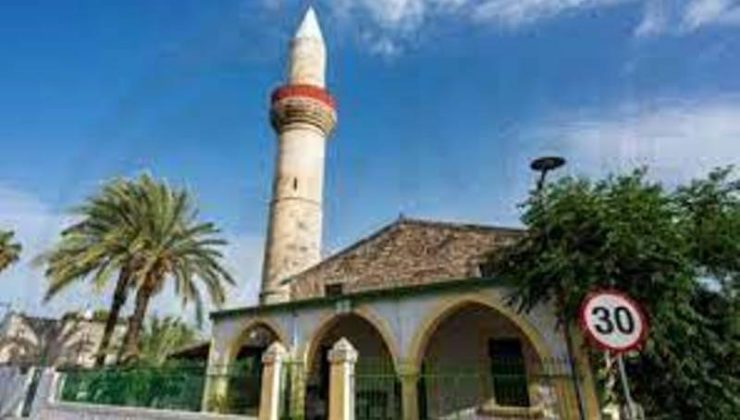 Limasol’da camiye moltotof kokteyili ile saldırı oldu Cami’nin kapı ve duvarında hasar meydana geldi