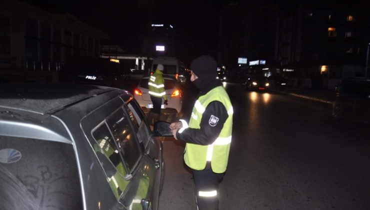 Asayiş ve trafik denetimlerinde 8 kaçak ve 3 sürücü tutuklanırken izni olmadan kumarhanelerde bulunanlara dava okundu