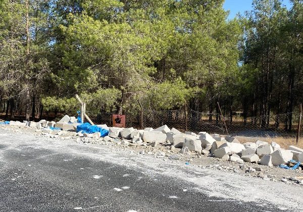 Güvenlikli bir şekilde yerleştirilmeyen büyük taş kütleleri virajda, Tır’dan yuvarlanarak büyük tehlike yarattı