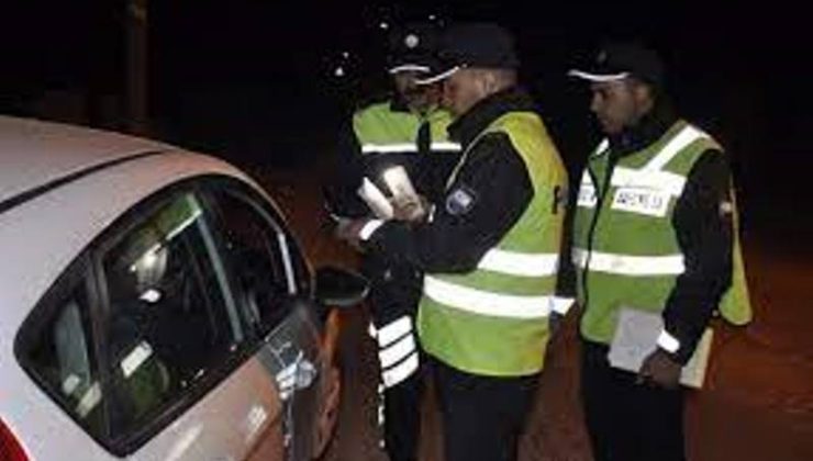Trafik denetiminde 1242 araç sürücüsü denetlendi, 265’i hakkında yasal işlem yapıldı; 46 araç trafikten men edilirken 2 araç sürücü tutuklandı.