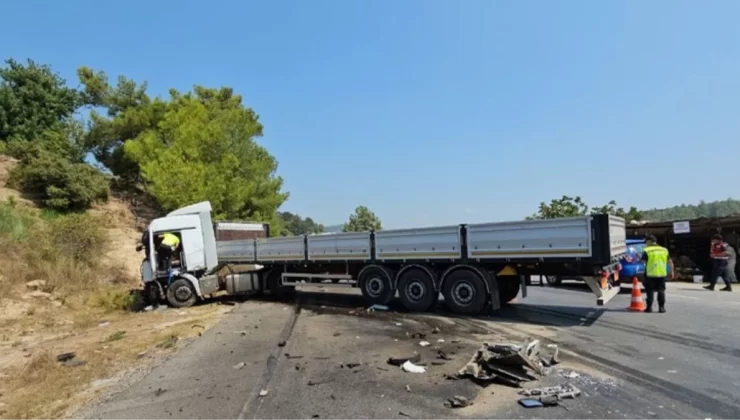 Antalya’da tır ile kamyonet kafa kafaya çarpıştı: 2 kişi öldü, 1 kişi yaralandı