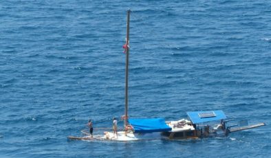 Bodrum’da kayalıklara oturan gulet battı