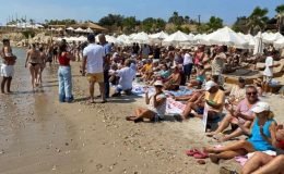 Çeşme’de havlu hareketi: ‘Beach club’ önüne havlu serip güneşlendiler