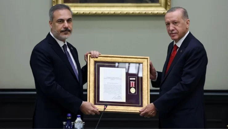 Cumhurbaşkanı Erdoğan, Hakan Fidan’a “üstün hizmet madalyası” takdim etti