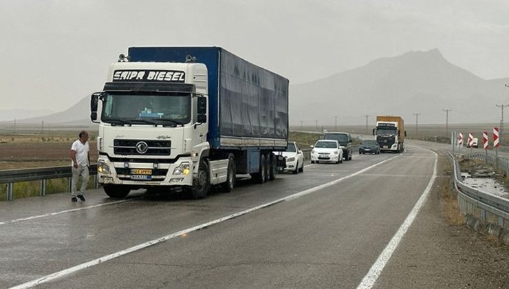 Doğubayazıt’ı sel vurdu! Türkiye-İran kara yolu saatler sonra ulaşıma açıldı