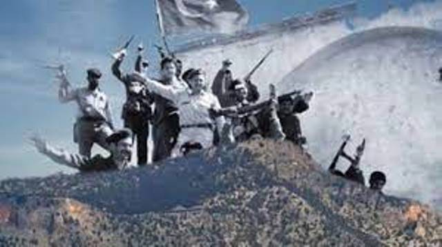 CHP’nin Türk köylerine saldıran grupların başını çeken EOKA’nın fotoğrafını paylaşması dikkat çekti.