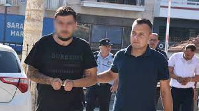 Arkadaşının KKTC ehliyetinin üzerine photoshop ile kendi bilgilerin gizlice çeken,