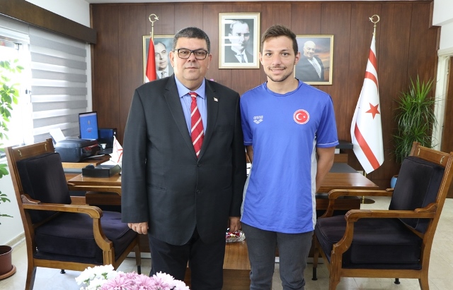 MALİYE BAKANI DR. ÖZDEMİR BEROVA,  MİLLİ YÜZÜCÜ DOĞUKAN ULAÇ’I KABUL ETTİ