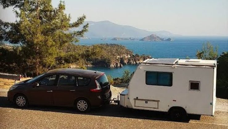 Gazimağusa’da Palm Beach Bölgesinde park alanı içerisindeki bir karavanı kendi aracı çeken ve karavan içerisindeki bazı eşyaları çalan şahıs tutuklandı