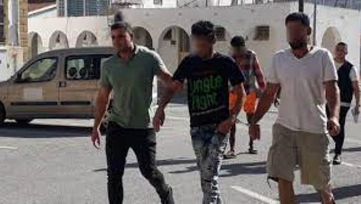 Mersin’den tekne ile yasa dışı yollardan 15 kişi ile ülkeye girdiler kaybolunca polise gittiler