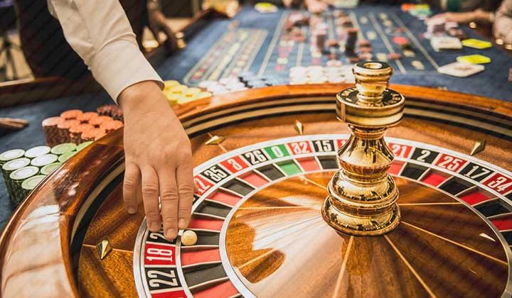 Kumarhaneye girebilmek için kimliğini sahteleyerek cep telefonuna kaydetti ve Sahte kimlikle kumarhaneye girince, tutuklandı…
