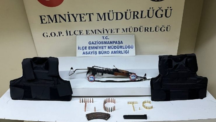 Polisten kaçtı, kaza yaptı: Kalaşnikof bulunan araç çalıntı çıktı