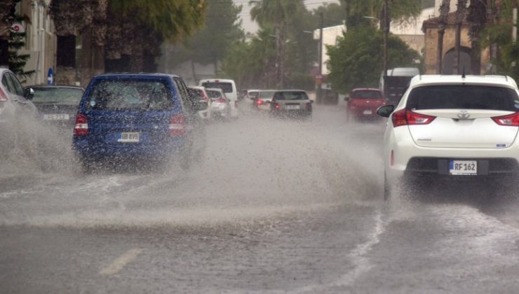 Girne’de şiddetli yağış etkili olurken trafiği de olumsuz etkiledi
