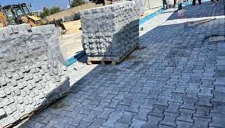 Erenköy Lisesi’nde sular altında kalan bölge parkeyle döşeniyor