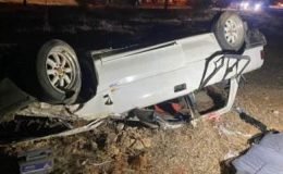 Girne- Değirmenlik Ana yolunun 1’nci Km.’sinde önündeki aracı geçmeye çalışırken aracın sağa dönüş yapması sonrasında çarparak takla atan araçta 3 kişi yaralandı