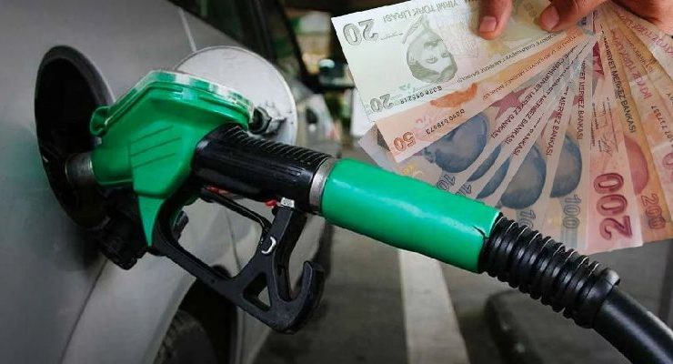 Akaryakıta okkalı zam geliyor. Zammın Pazartesi günü yürürlüğe gireceği öne sürülüyor