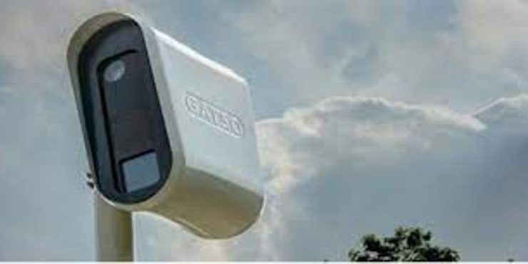 Güney Kıbrıs’ta park halindeki bir mobil trafik kamerası aracına iki el ateş edildi.