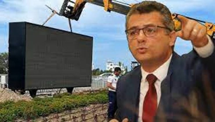 Girne Belediyesine ait pano “başbakanın emriyle” sökülmeye çalışıldı