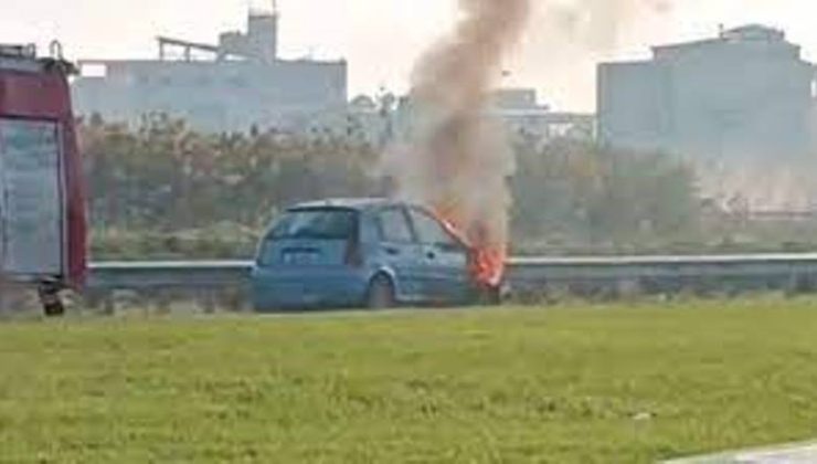 Gönyeli Çemberindeki kaçış yolunda seyir halindeki bir araçta yangın meydana geldi