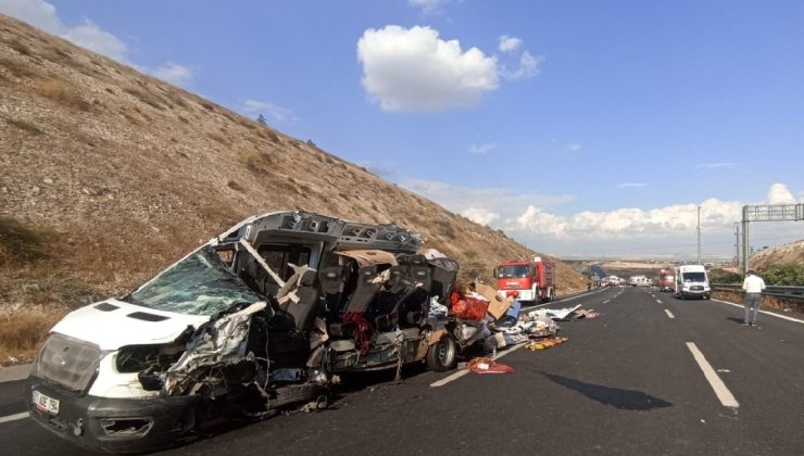 Gaziantep Şanlıurfa otobanında bir minibüsün karıştığı kazada minibüs ikiye bölündü, ölü ve yaralılar var
