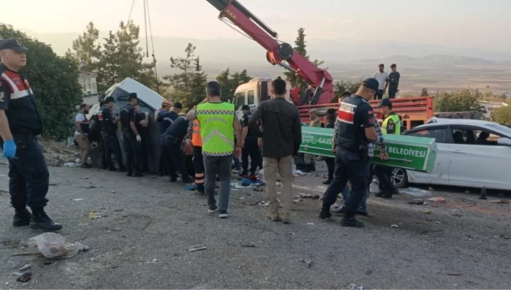 Gaziantep’te freni patlayan kamyon kırmızı ışıktaki araçlara çarptı: 6 ölü, 16 yaralı