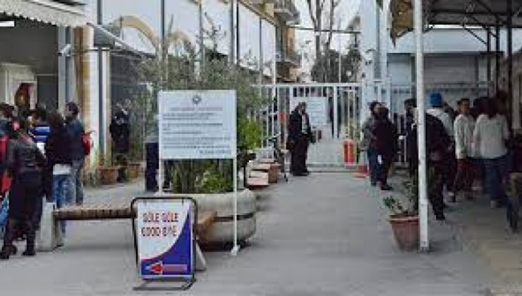 Dışişleri Bakanlığı geçişlerde kimlik kartları ve pasaportlara ek olarak Kıbrıslıtürkler ile yapılan evliliklere dair evlenme belgesi veya Kıbrıslıtürk ebeveyni olan kişiler için doğum belgesi talep edilebileceğini açıkladı