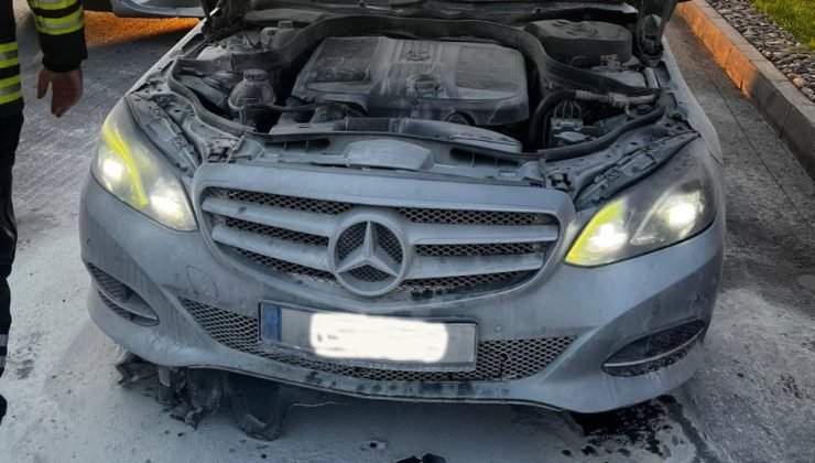 Lefkoşa’da Dr Fazıl Küçük Bulvarı üzerinde seyir halinde bulunan araçta, elektrik aksamlarının kısa devre yapması sonucu yangın meydana geldi