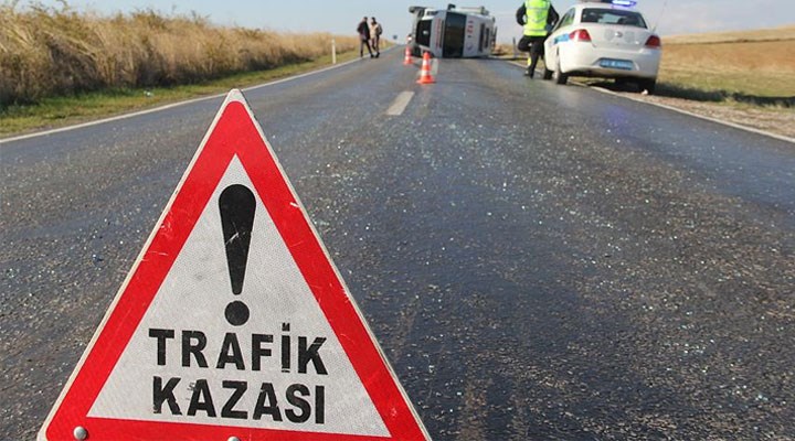 Alayköy’de alkollü sürücü, içki tesiri altında kullandığı van aracı ile karşı şeride geçerek kaza yaptı