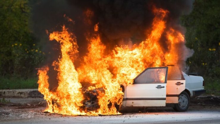 Paşaköy’de seyir halindeki araçta yangın çıkarak motor bölümünün yanısıra ön ve arka koltukları  yandı