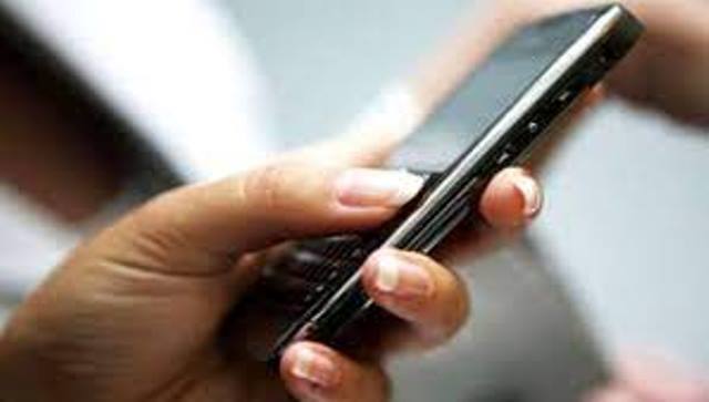 Girne’de birlikte kaldığı ev arkadaşına ait cep telefonunu çaldı