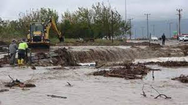 Sarı kodlu uyarı yapılmıştı: İzmir, Çanakkale ve Muğla’da şiddetli yağış… Cadde ve sokaklar göle döndü