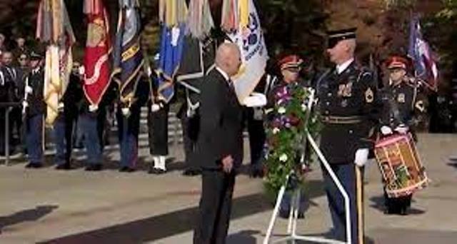 Joe Biden yine ne yapacağını unuttu: Törendeki askerlerden talimat aldı