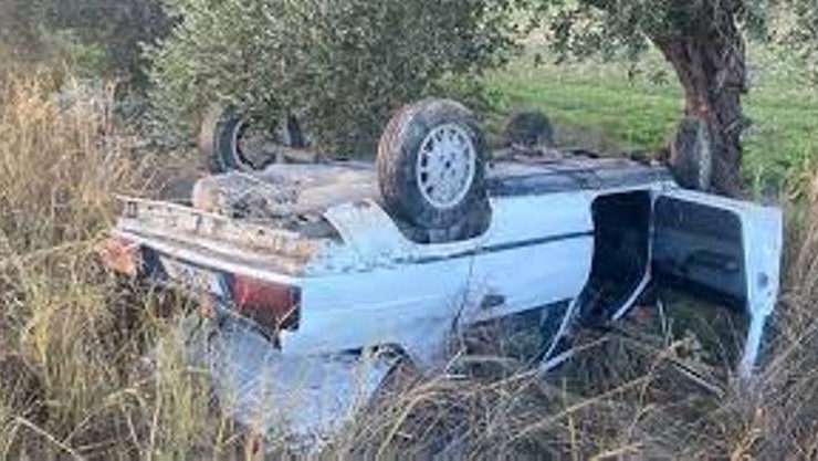 Pamuklu – Kumyalı Anayolunun 4-5 kilometrelerinde direksiyon hakimiyetini kaybeden Yaşar Kara toprak sete çarparak aracını devirdi, kazada 2 kişi yaralandı