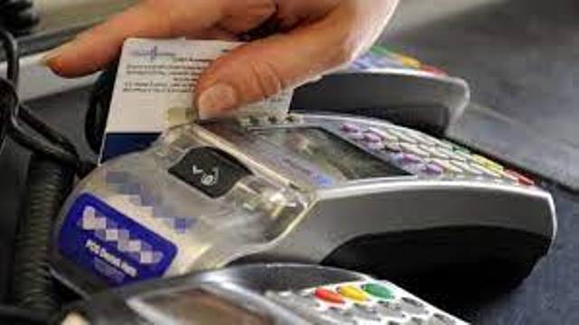 Lefkoşa Sanayi Bölgesinde park halindeki araç içerisindeki kredi kartını çalıp alış veriş yaptı
