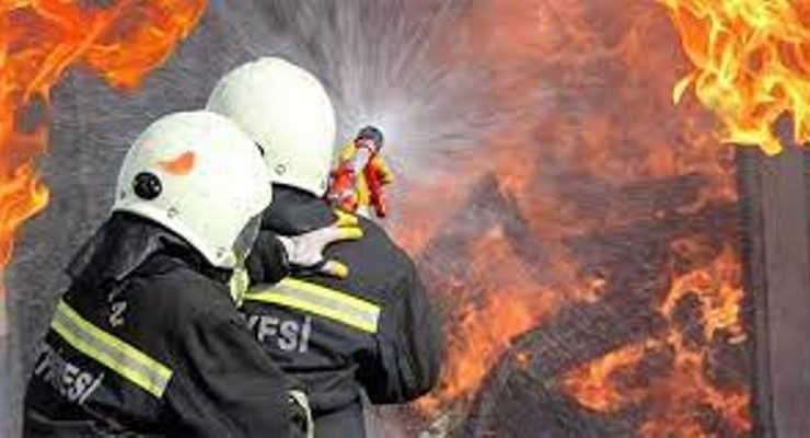 Mağusa’da ikamet eden H.Ş, tasarrufunda bulundurduğu akaryakıtı mutfaktaki eşyaların üzerine dökerek kasten yangın çıkarttı