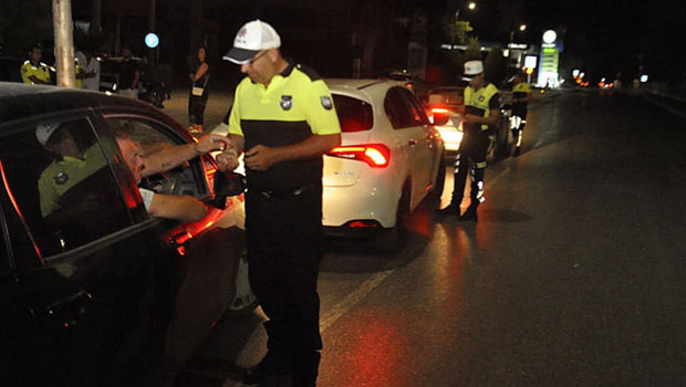 Trafik denetiminde 2 bin 302 araç sürücüsü kontrol edildi 402 araç sürücüsü çeşitli trafik suçlarından rapor edilirken, 24 araç trafikten men edildi.