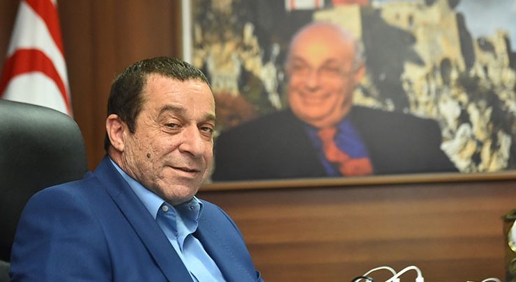 Serdar Denktaş ”Rum tarafına ayrı bir demokrasi, ayrı bir irade ve ayrı bir egemenliğimizin olduğunu göstermemiz gerekiyor. Bunun için de Kıbrıslı Türk kimliğimize sahip çıkmalıyız,”
