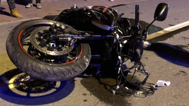 Lefkoşa – Güzelyurt Anayolunda direksiyon hakimiyetini kaybeden motosikletli akasya ağacına çarparak yaralandı