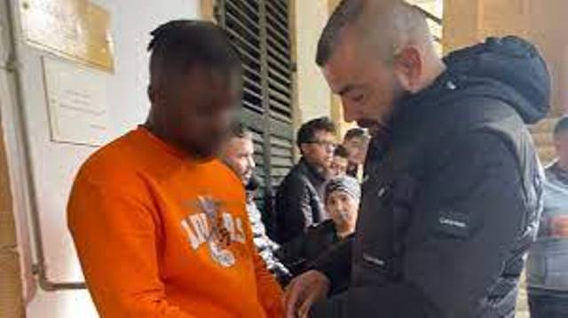 Narkotik tarafından uyuşturucu maddeyle yakalanan Nijeryalı C.F.E Mahkemeye çıkartıldı
