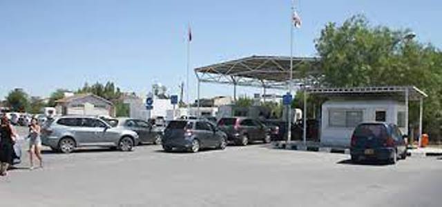 Rum gümrük dairesine bağlı ekiplerMetehan Geçiş kapısında bir araçta 174 şişe alkollü içki saptandı