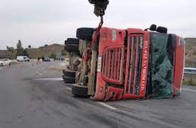 Lefkoşa Kuzey Çevre yolunda meydana gelen trafik kazasında yol içerisine devrilen çekici tır şöforü yaralandı