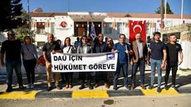 DAÜ’de örgütlü 3 sendika Meclis önünde eylem yaparak hükumeti göreve çağırdı