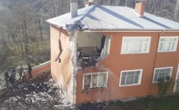 Sivas’ta kamyon 10 metre yükseklikten uçarak, 2 katlı eve çarptı