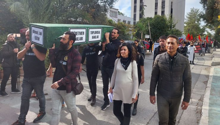 KTOEÖS ’’ Eğitim Bakanlığı önünde eylem yaptı ve Çağdaş, laik ve bilimsel eğitim bitirildi açıklamasında bulundu